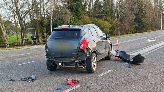 Auto en vrachtwagen op elkaar bij Breedenbroek