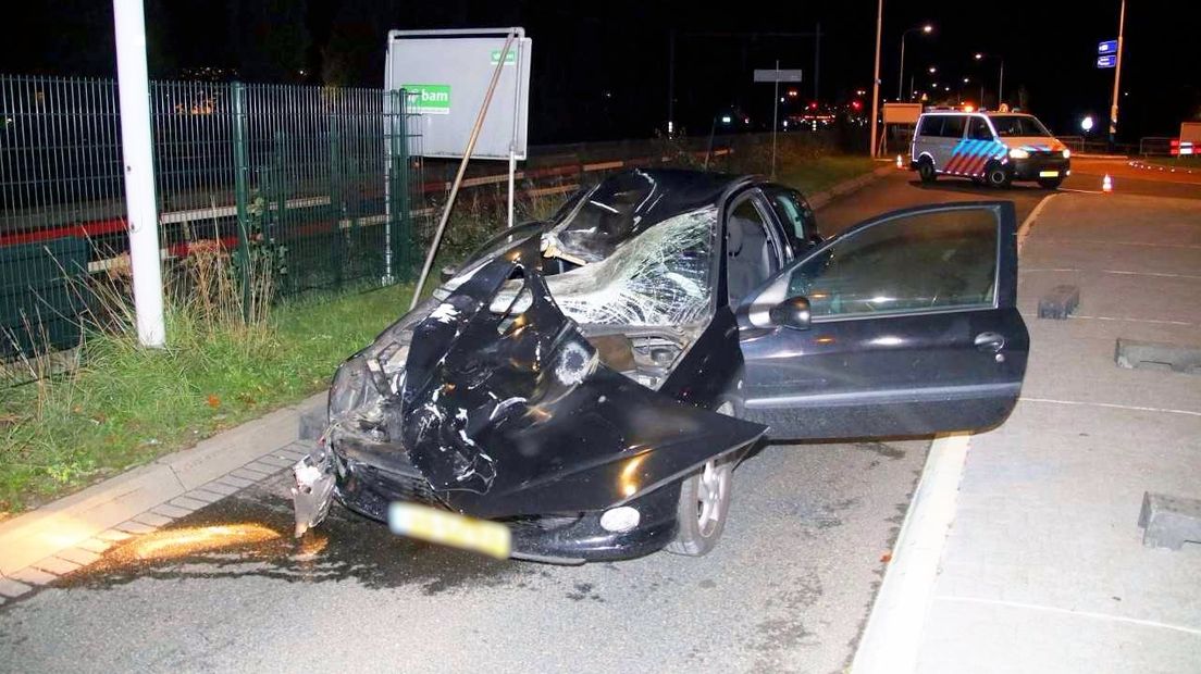 De auto raakte zwaar beschadigd bij het ongeluk dat de levens van een jonge man en vrouw eiste