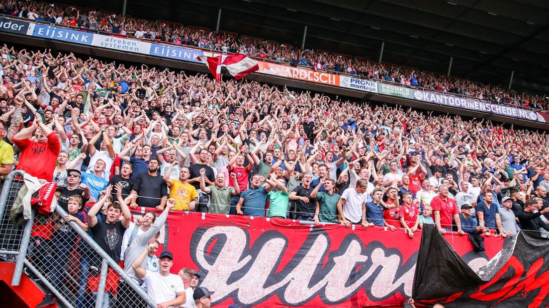 Ongeveer twintig FC Twente-aanhangers gingen tekeer op een mede-supporter