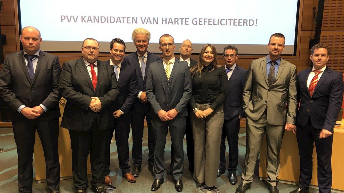 Edwin Oldersma, die van de kieslijst is verwijderd, staat naast Geert Wilders en achter lijsttrekker Sebastiaan Stöteler (met gele stropdas).