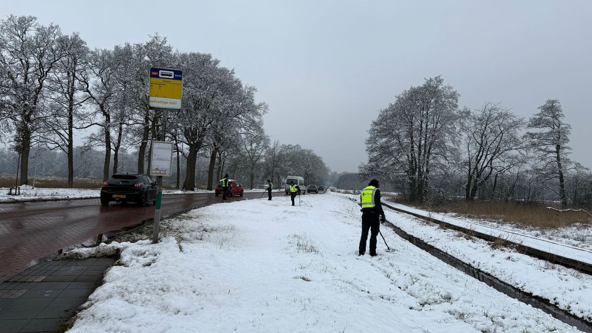 Politie zoekt in Deurze met metaaldetectoren naar aanwijzingen kunstroof