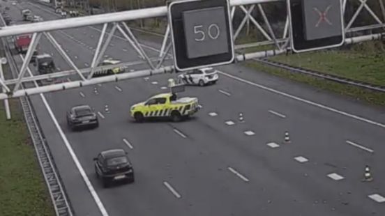 Grote vertraging door ongeluk op snelweg. Grote vertraging door ongeluk op snelweg.