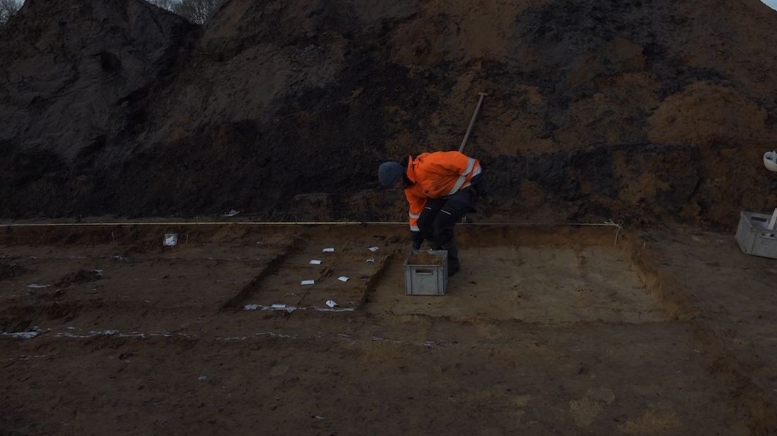 Een bijzondere vondst in Voorthuizen. Op het tracé van de nog aan te leggen rondweg bij Voorthuizen zijn resten uit de steentijd gevonden, zoals honderden vuursteentjes. Daarmee werden pijlen en schraapmesjes gemaakt.