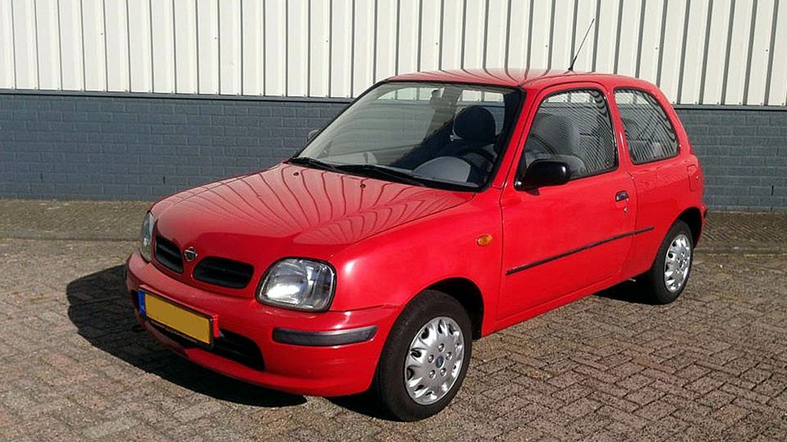 De overvallers zijn vermoedelijk met een handlanger in een rode Nissan Micra gevlucht.