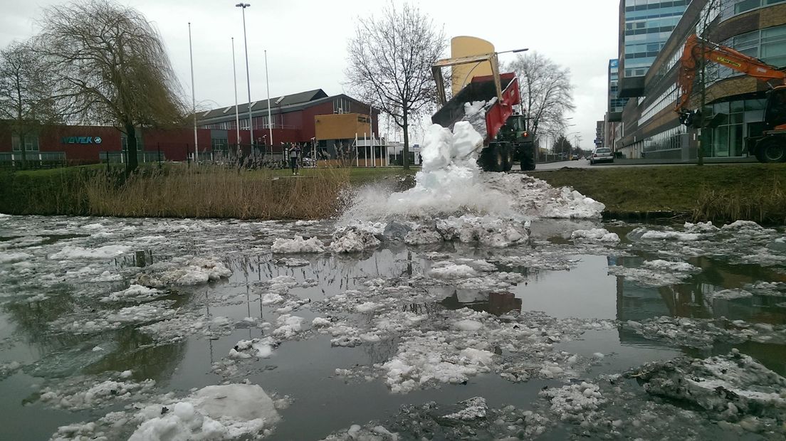 IJsbeelden gedumpt in gracht Zwolle