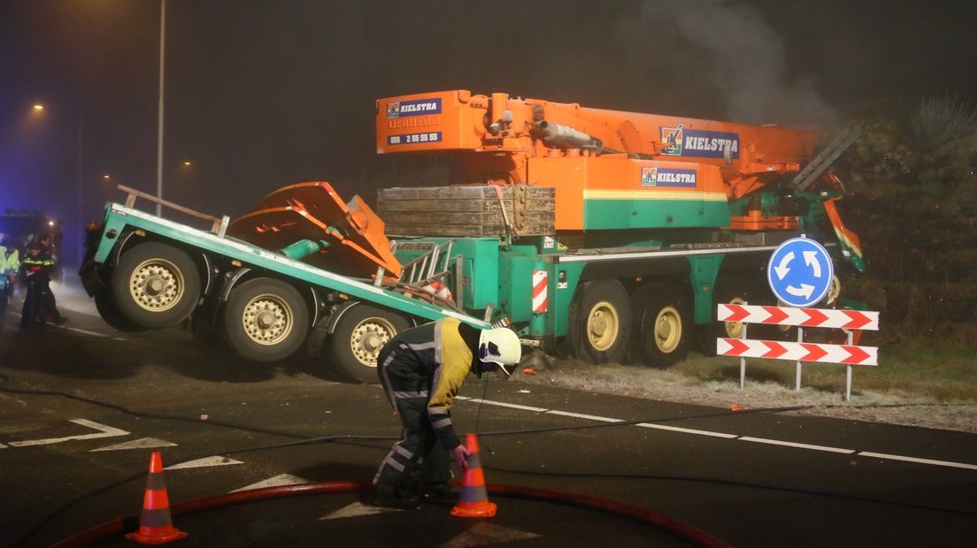 Een mobiele kraan is op de N34 bij Gieten rechtdoor gereden op de rotonde