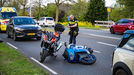 Motorrijder gewond na aanrijding met auto. Motorrijder gewond na aanrijding met auto.