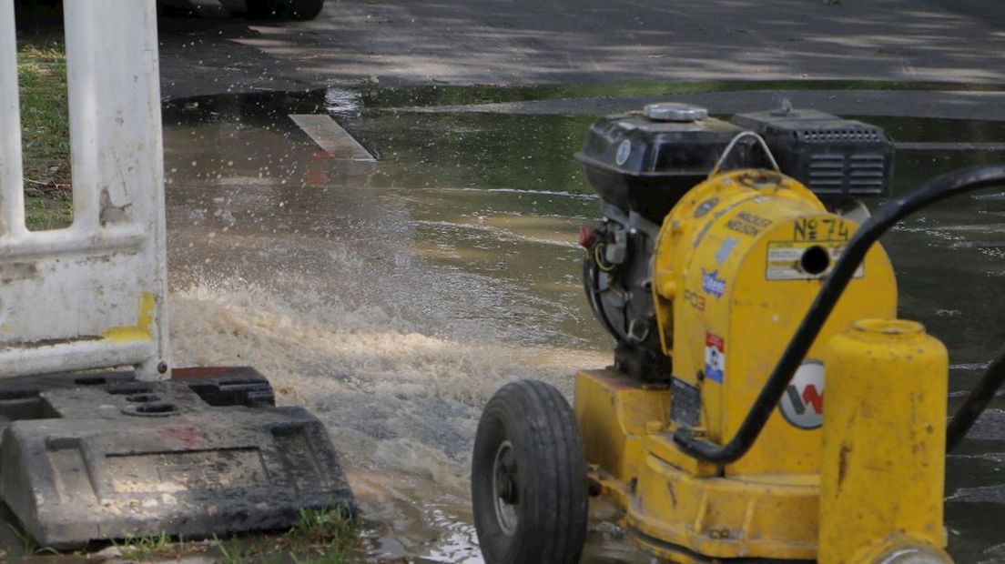 Water wordt weggepompt