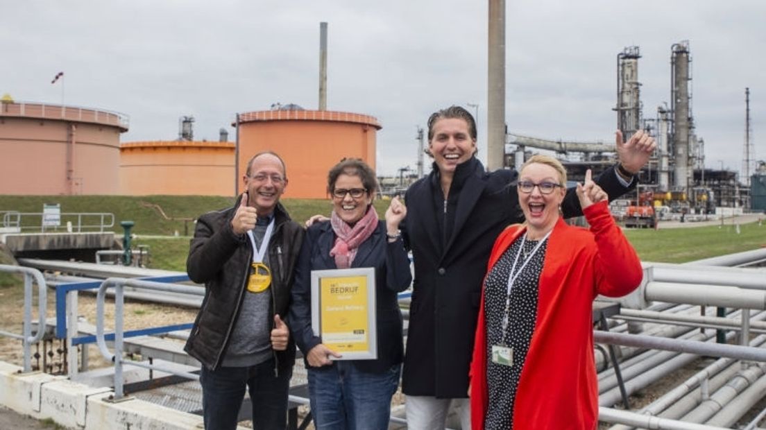 Pieter van den Hoogenband overhandigd oorkonde Vitaalste Bedrijf van Zeeland aan Zeeland Refinery