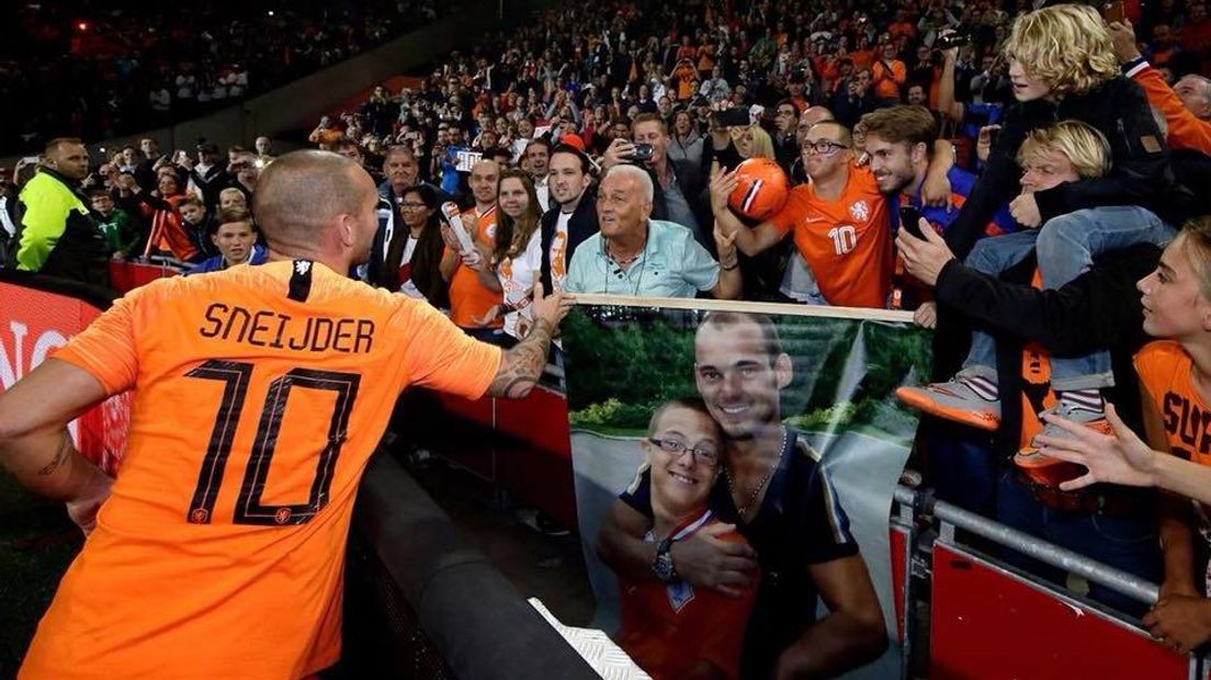 Wesley Sneijder geeft bal aan Joost