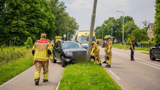 Auto botst tegen lantaarnpaal
