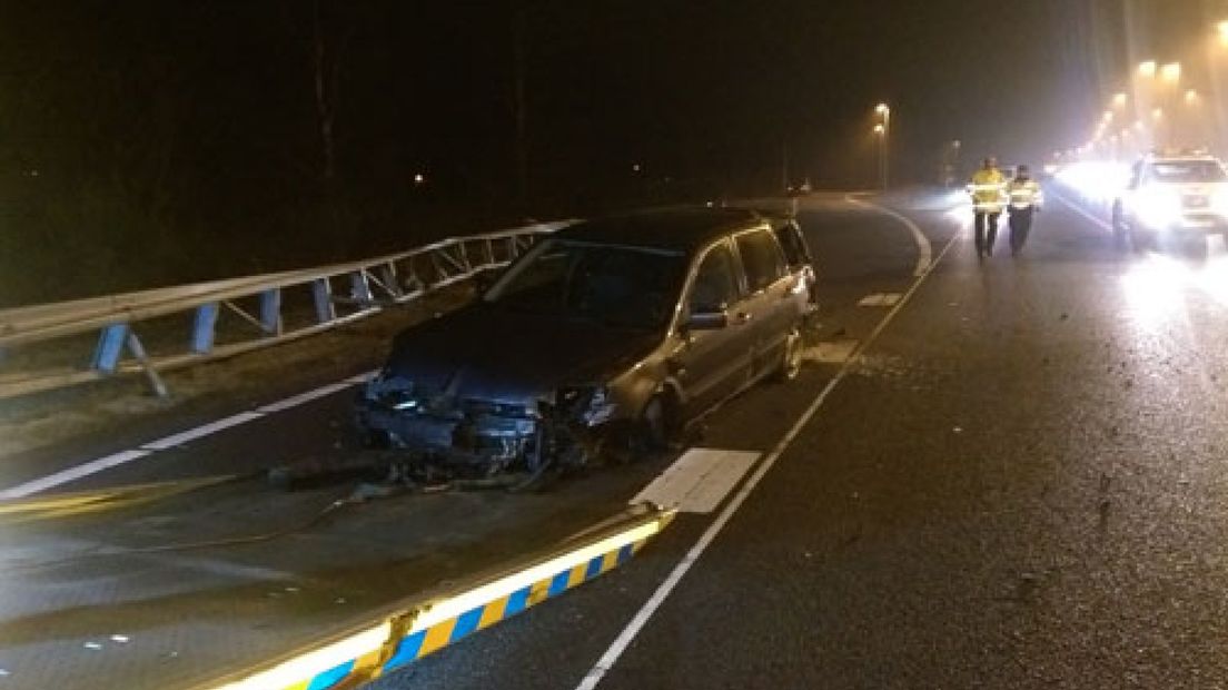 Wiel schiet los, andere auto tegen de vangrail