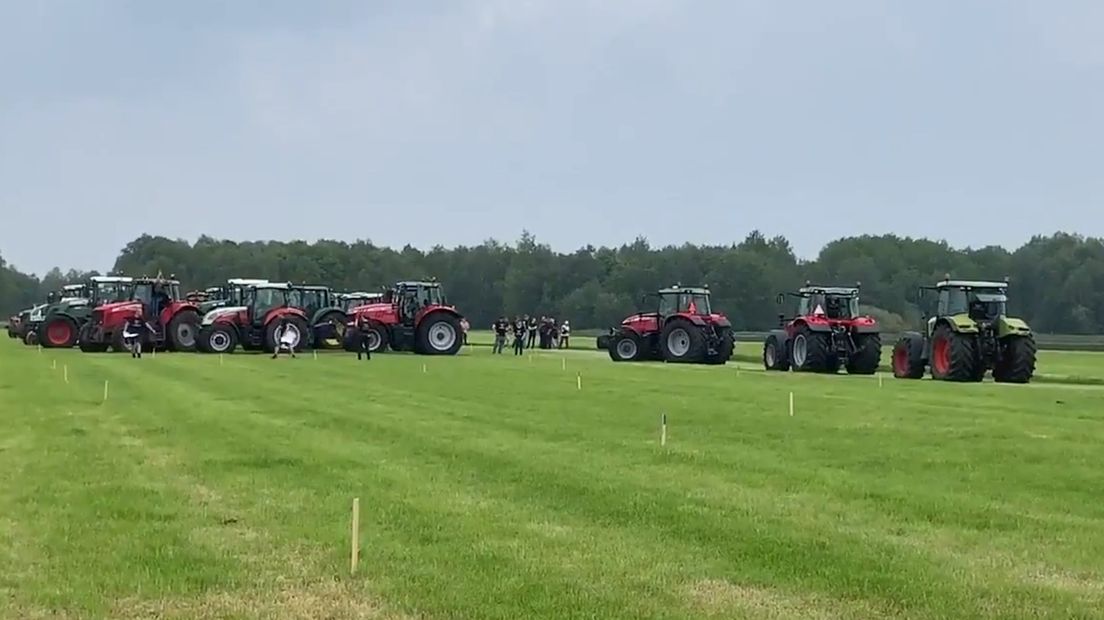 Boeren schrijven met meer dan 100 tractoren 'doesnormaal' in weiland