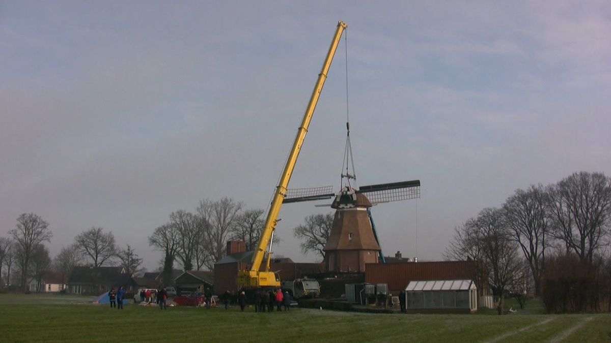 Restauratie korenmolen De Windlust in Radewijk vordert gestaag: de kap is geplaatst