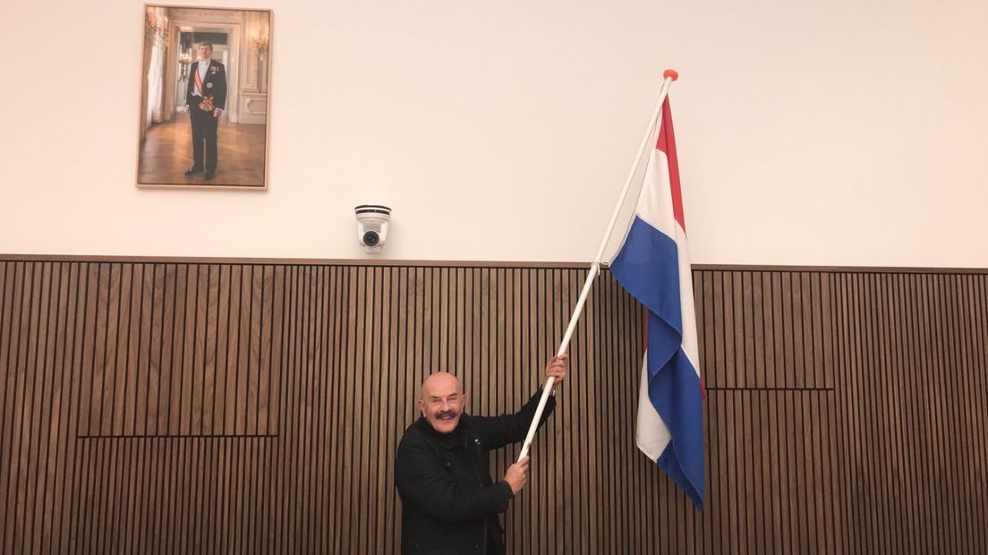 Lucas Ocken wil de vlag ook aan de muur in de Asser raadszaal (Rechten: Margriet Benak / RTV Drenthe)