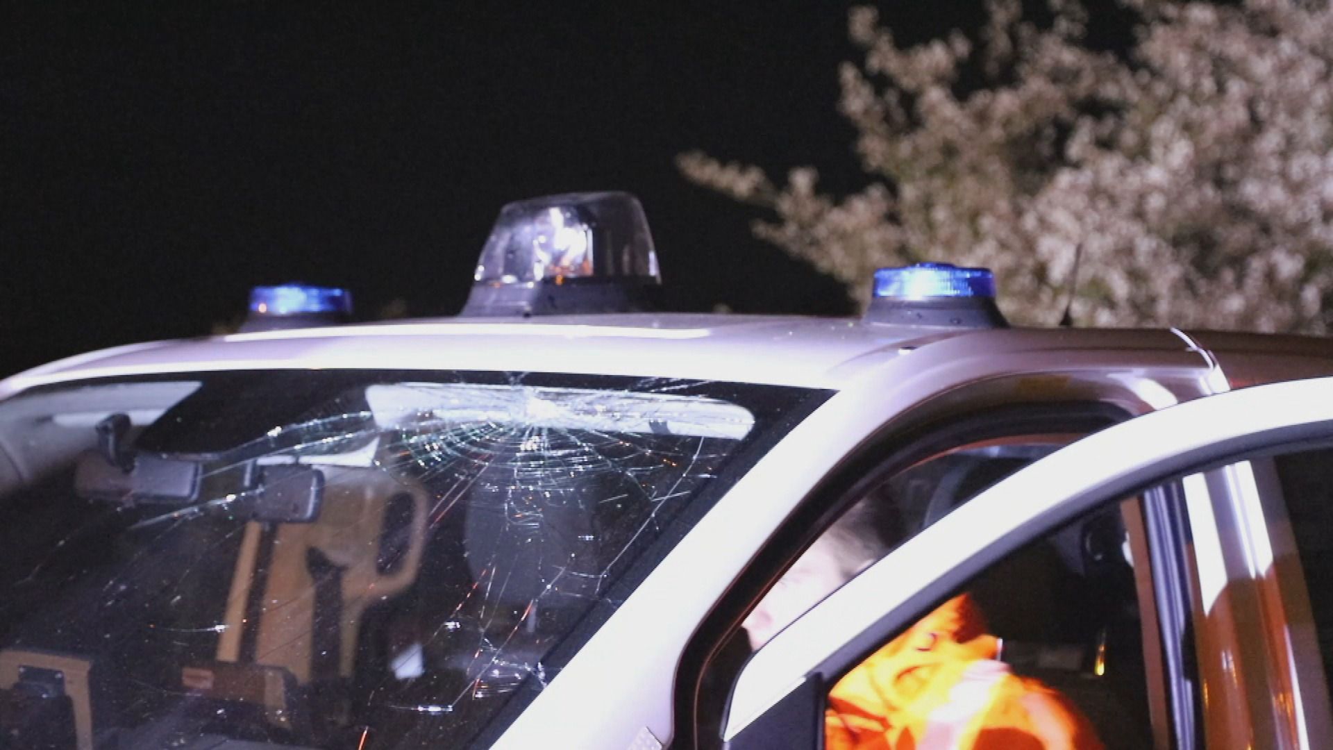Een beschadigde politieauto