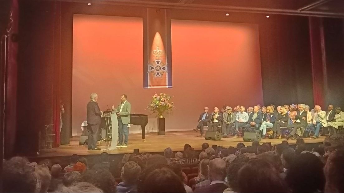 Henk Ruijl krijgt zijn onderscheiding