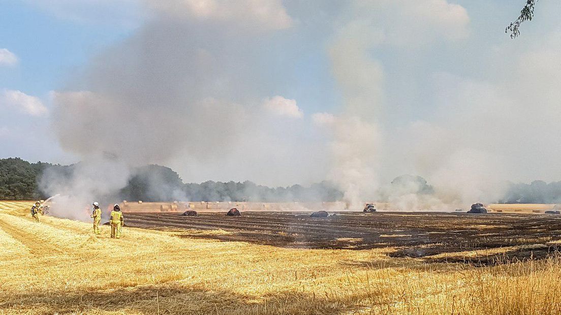 Brandweerlieden proberen de branden te blussen (Rechten: Persbureau Meter)