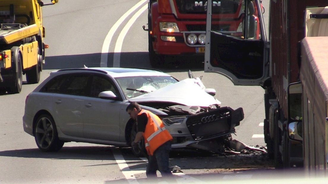 Auto en vrachtwagen worden weggesleept