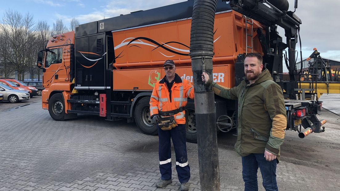 Kor van der Flier (rechts) bij de piepschuimzuiger