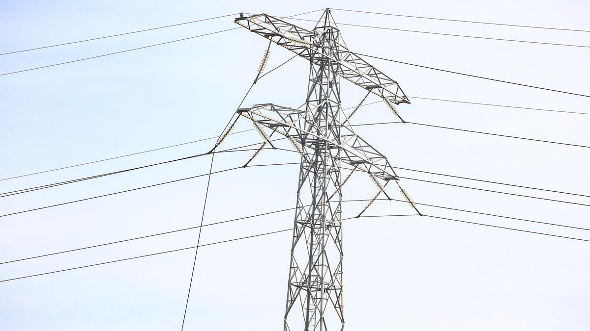 Werk aan instabiele hoogspanningsmast bij Franeker gaat vannacht door