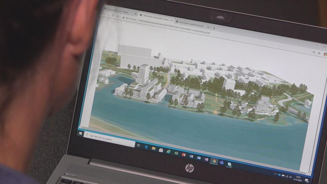 Omwonende bekijkt de schetsen van de nieuwbouwplannen