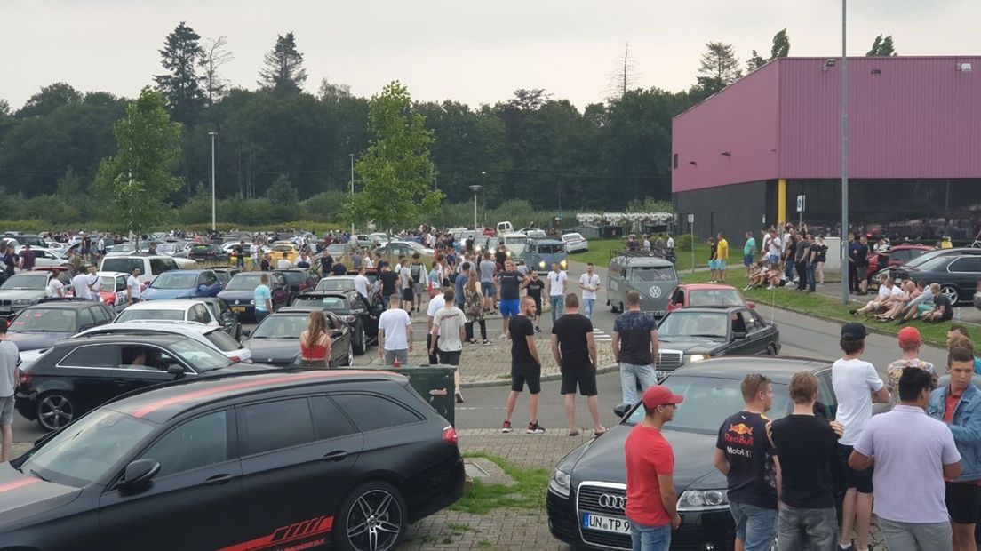 De illegale carmeeting in Enschede, gisteravond