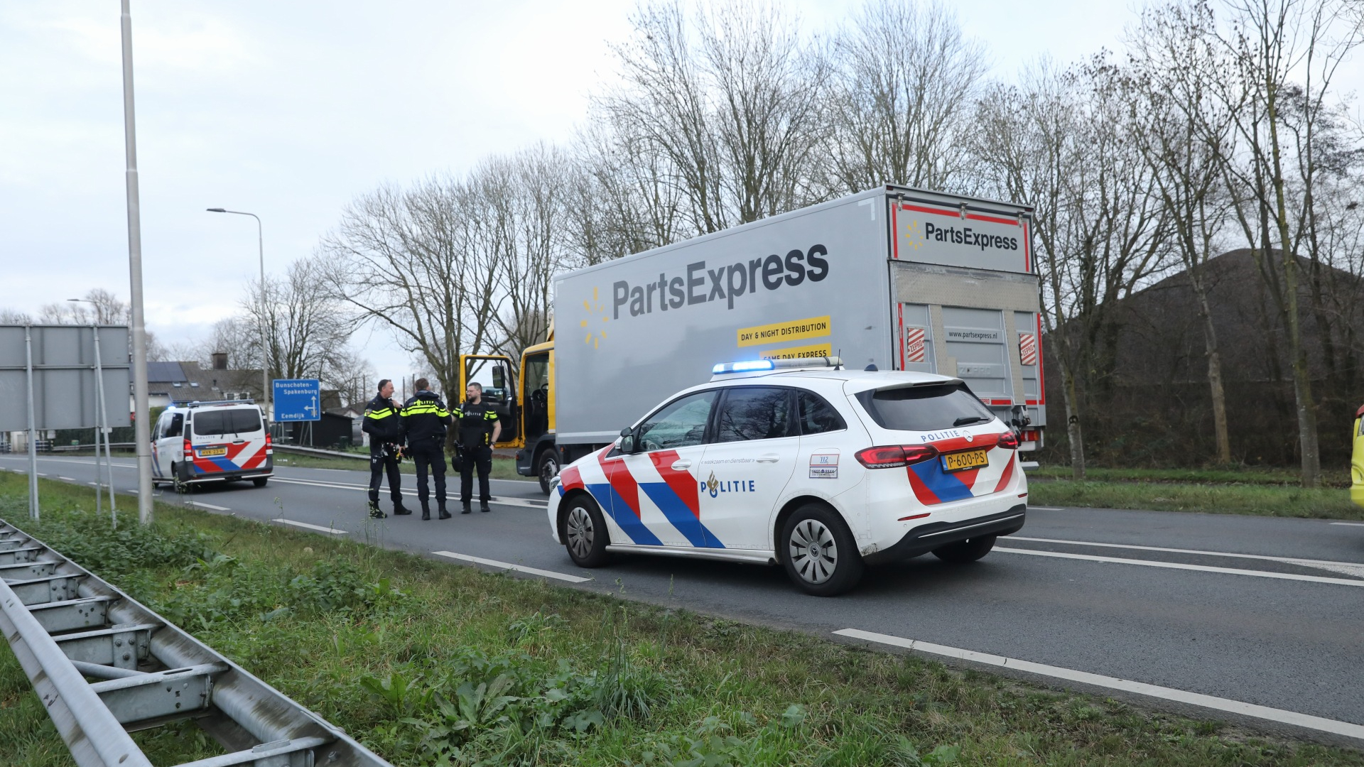 Vrachtwagenchauffeur overvallen met vuurwapen, N414 afgezet voor onderzoek