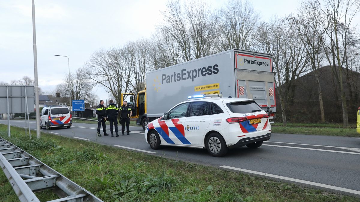 Vrachtwagenchauffeur mogelijk overvallen, politie zet N414 bij Eemnes af voor onderzoek