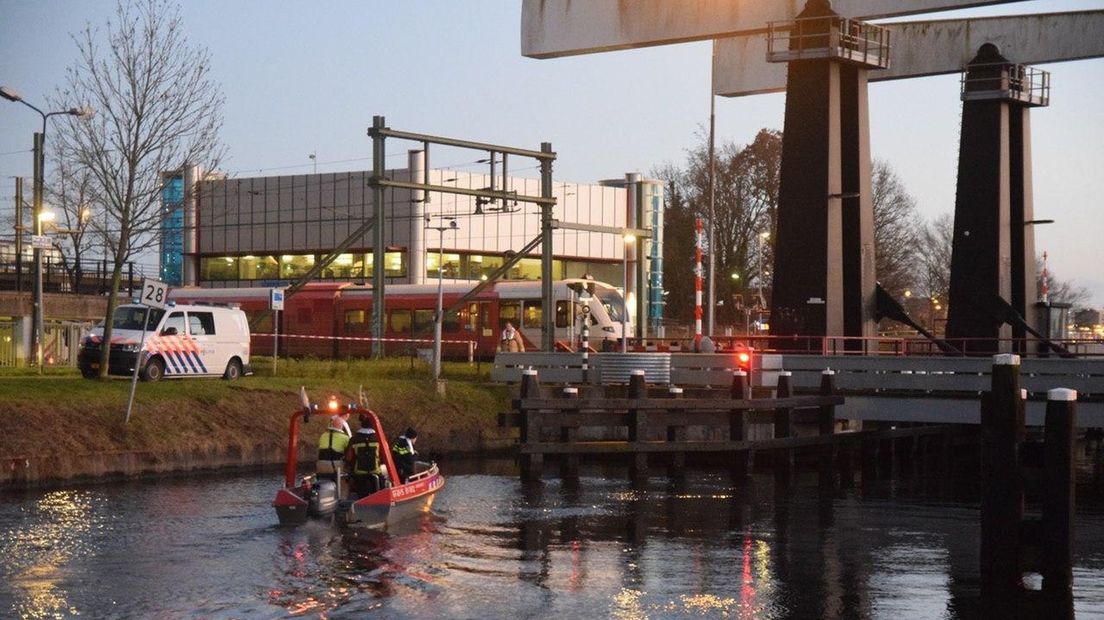 Hulpdiensten bij de brug waar een persoon op het spoor loopt