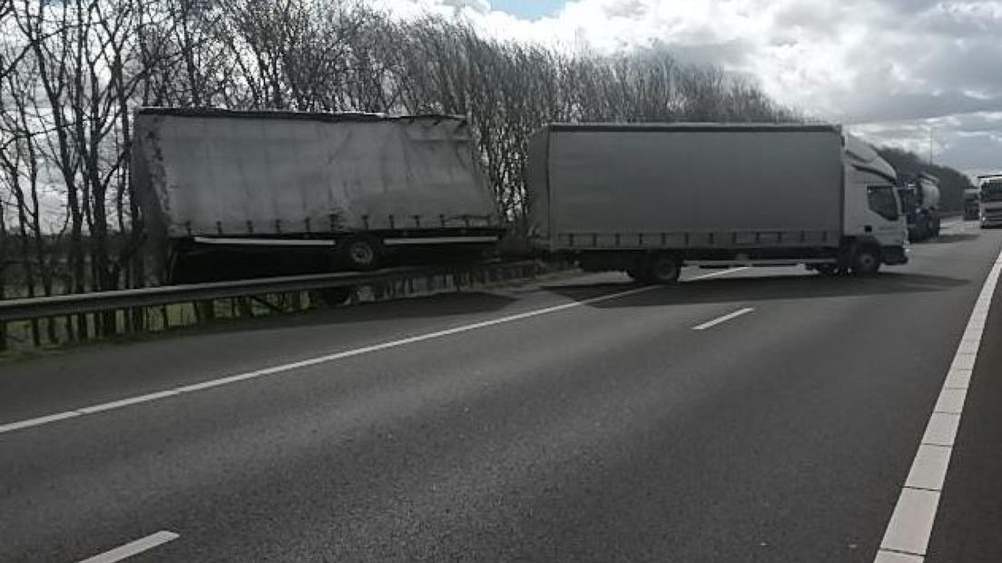 Weer een vrachtwagen op zijn kant op A50