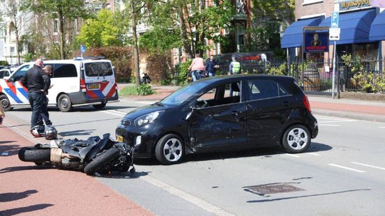 Motorscooter rijdt in op auto • Motorrijder zwaar gewond na aanrijding. Motorscooter rijdt in op auto • Motorrijder zwaar gewond na aanrijding.