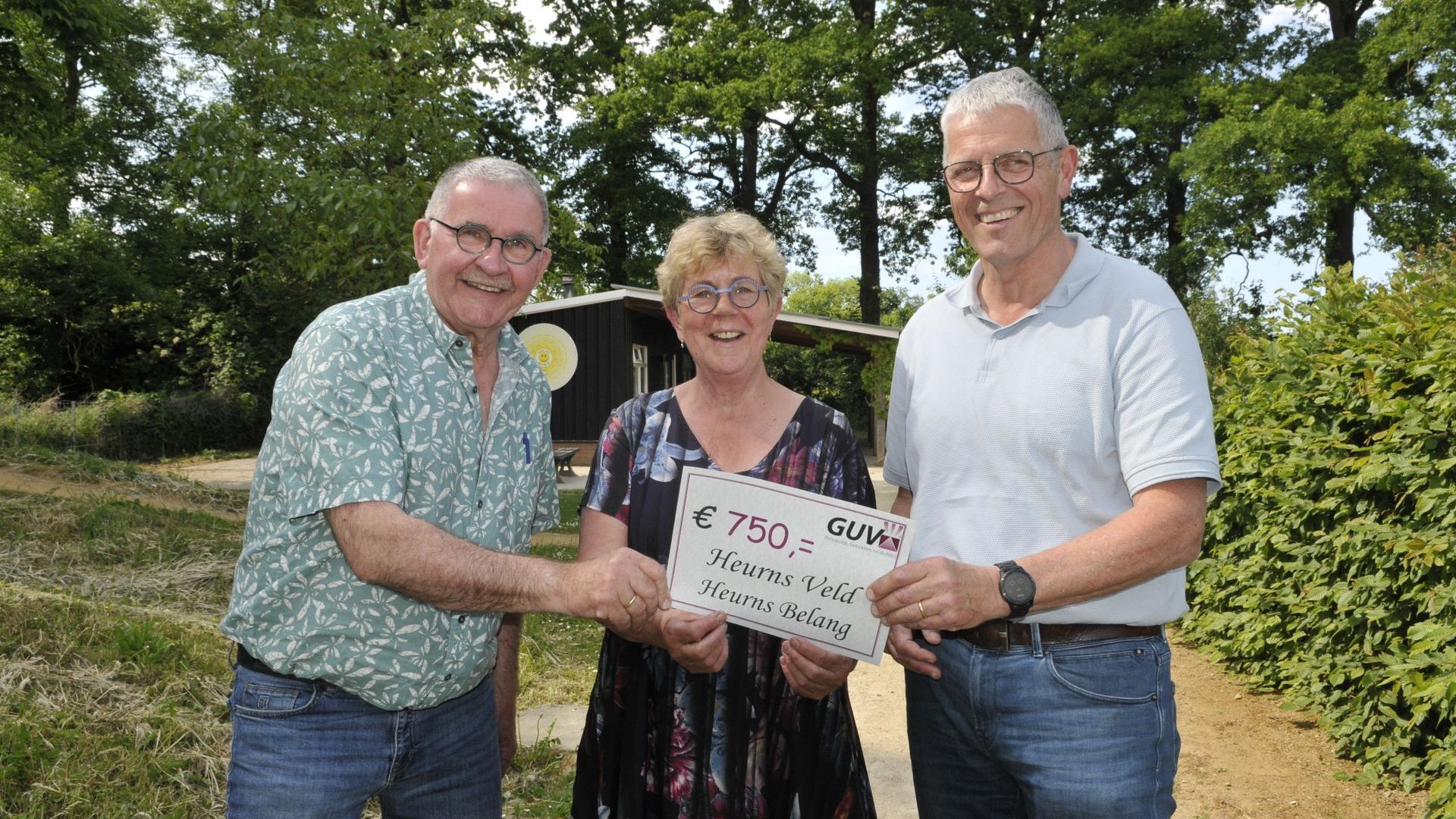 Op de foto bij de overhandiging zijn te zien (v.l.n.r.): Dick Hengeveld, Thea Lammers en Mario Navis.