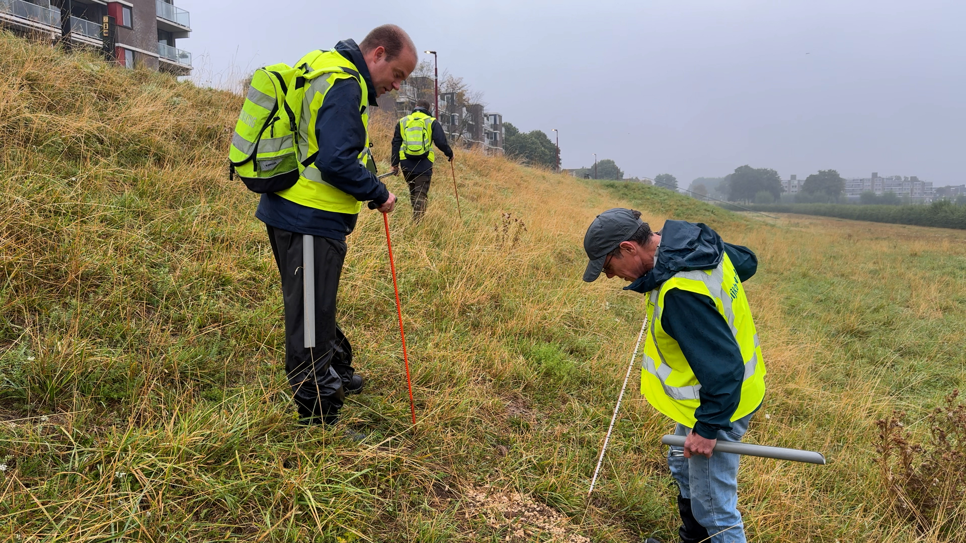 Dijkwachten zoeken naar scheuren door droogte: 'Willen beeld van de schade'