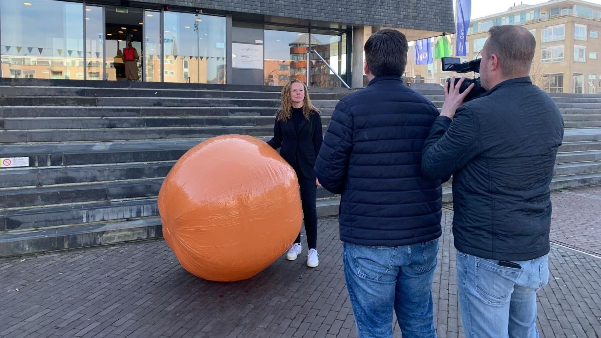 De Oranje Bal met een sporter bij het gemeentehuis in Doetinchem.