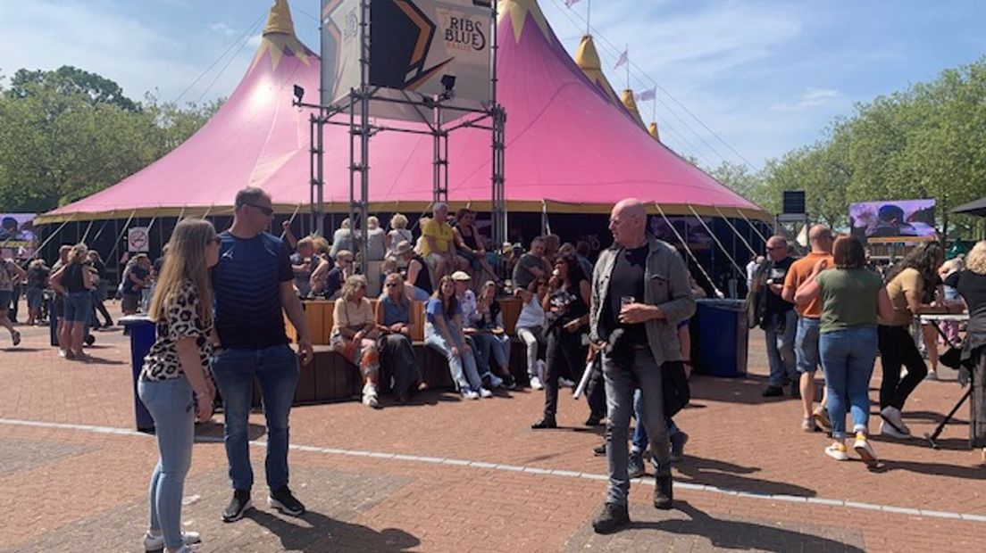 De meeste bezoekers hadden geen moeite met de toegangsprijs, het was druk, druk, druk op het festivalterrein