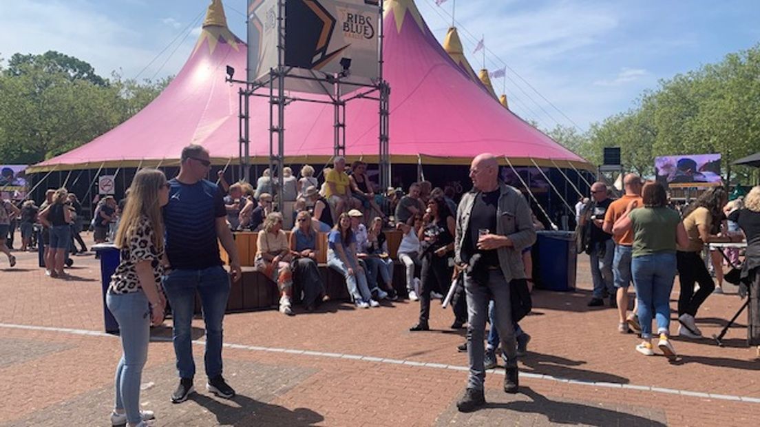 De meeste bezoekers hadden geen moeite met de toegangsprijs,  het was druk, druk, druk op het festivalterrein