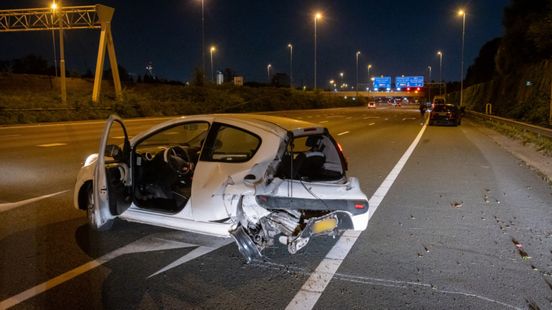 Veel schade na ongeluk tussen twee autos op snelweg. Veel schade na ongeluk tussen twee autos op snelweg.