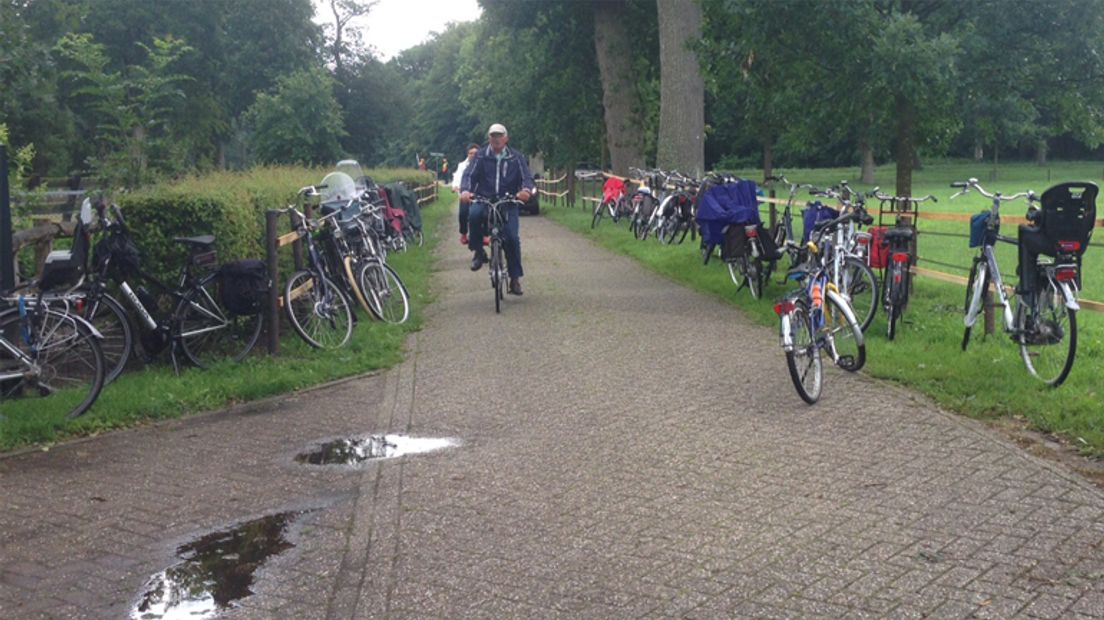 De deelnemers trotseerden de regen (Rechten: Janet Oortwijn / RTV Drenthe)