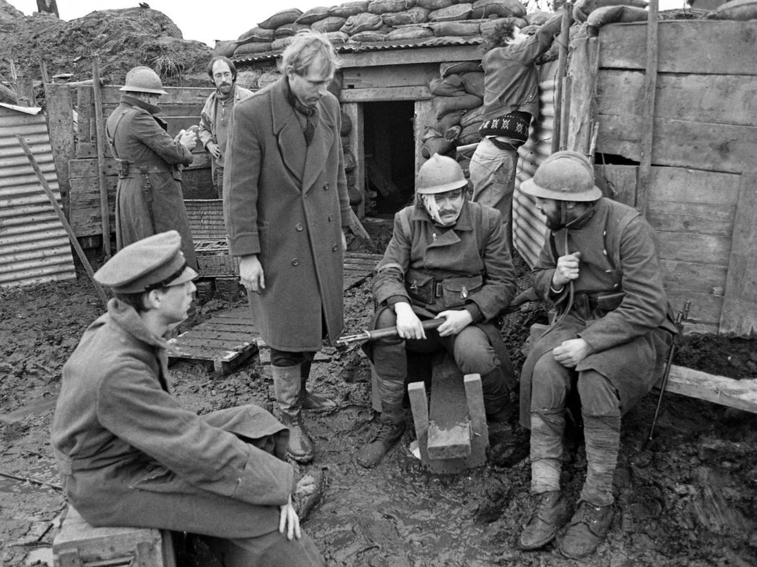 Op de set van de speelfilm Het Veld van Eer (1983).  Vlnr Jules Deelder, Cor van den Akker, Jan de Winter, regisseur Bob Visser, Manuel Kneepkens, Aram, Frans Vogel.