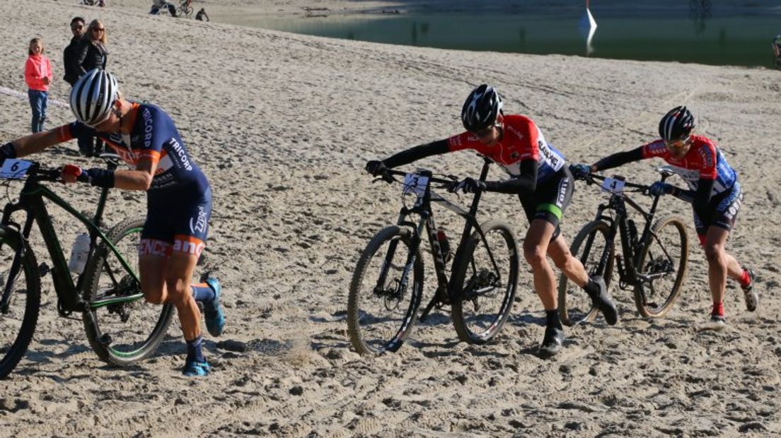 Door het zand bij 't Nije Hemelriek (Rechten: Van Oost Media)