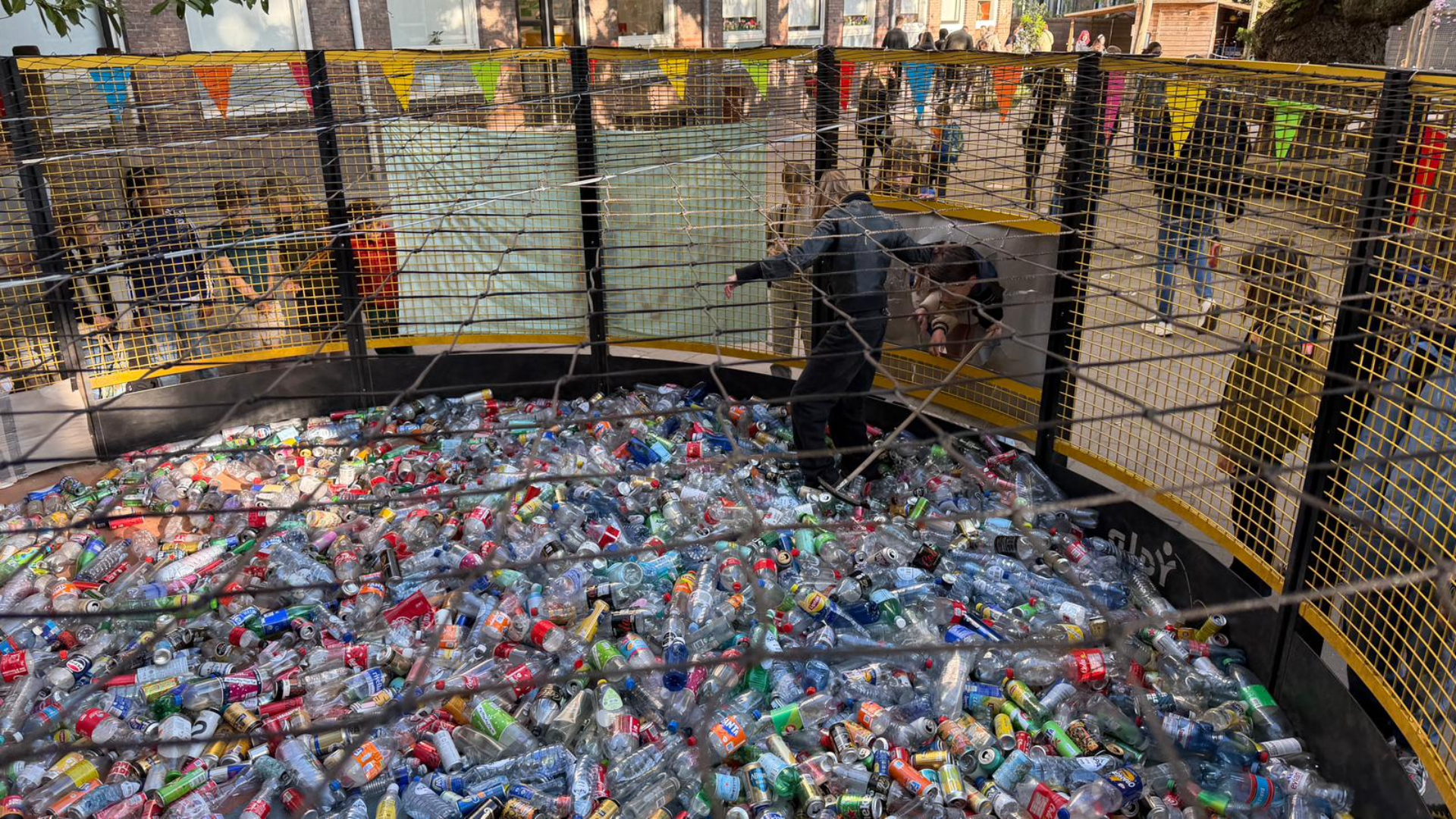 De leerlingen hebben heel veel flesjes ingezameld.