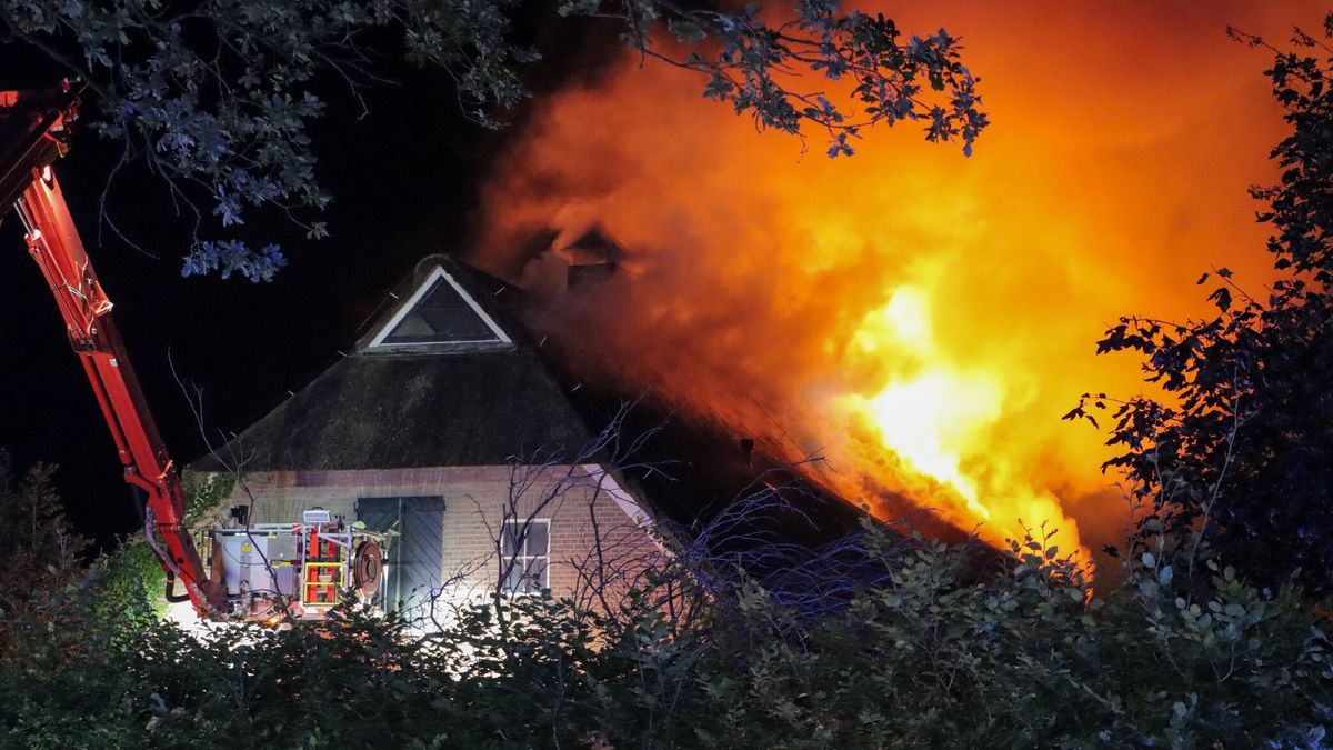 Farmhouse on Noordeind Street in Emmen Catches Fire, Prompts Street Closure