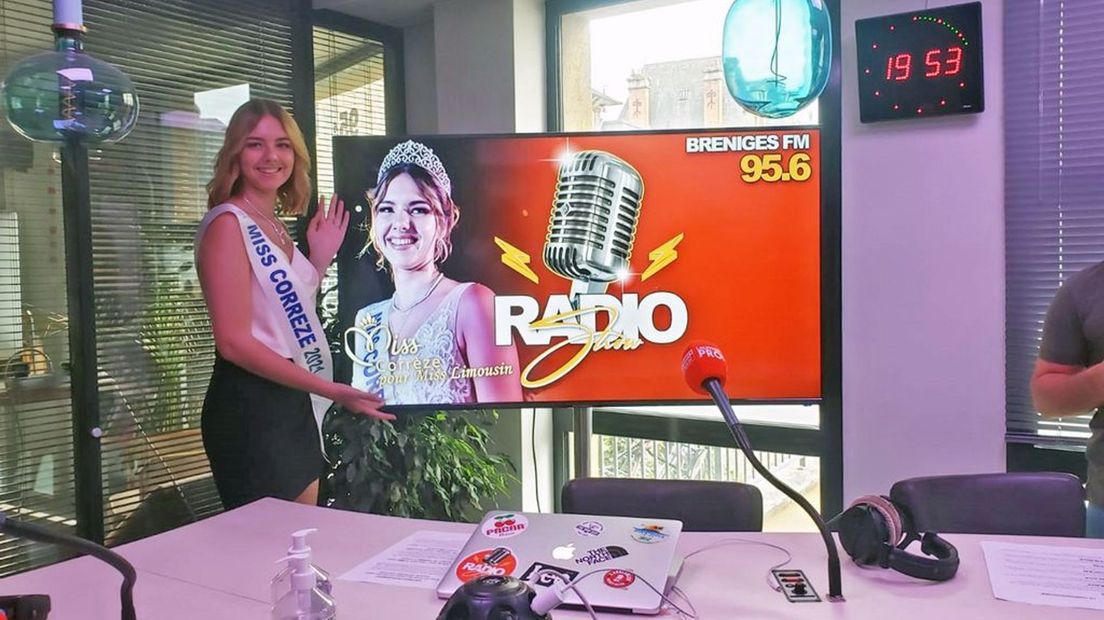 Winnares Miss Corrèze Kayleigh Gordijn bij een Frans radiostation.