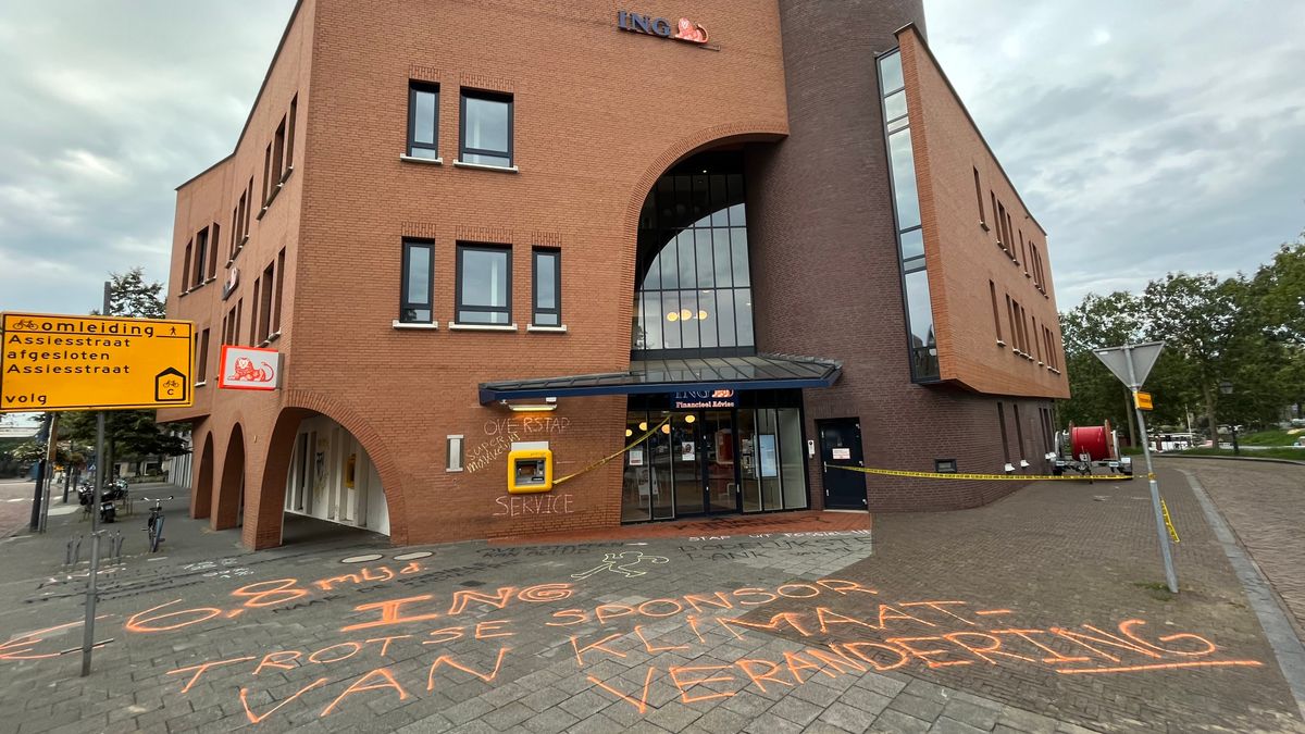Klimaatactivisten Extinction Rebellion voeren actie bij ING bank in
