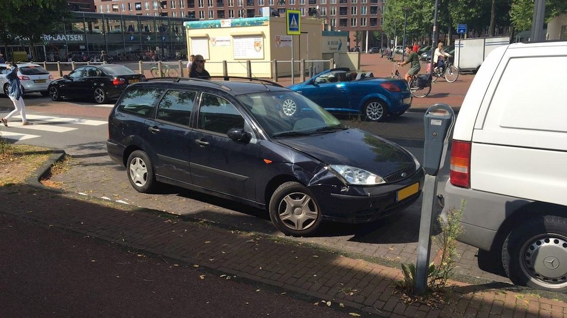 Gehandicapte man in rolstoel met spoed naar ziekenhuis na aanrijding in Deventer