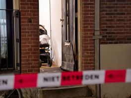 Schade aan voordeur na explosie op de Bleiswijkstraat in Rotterdam