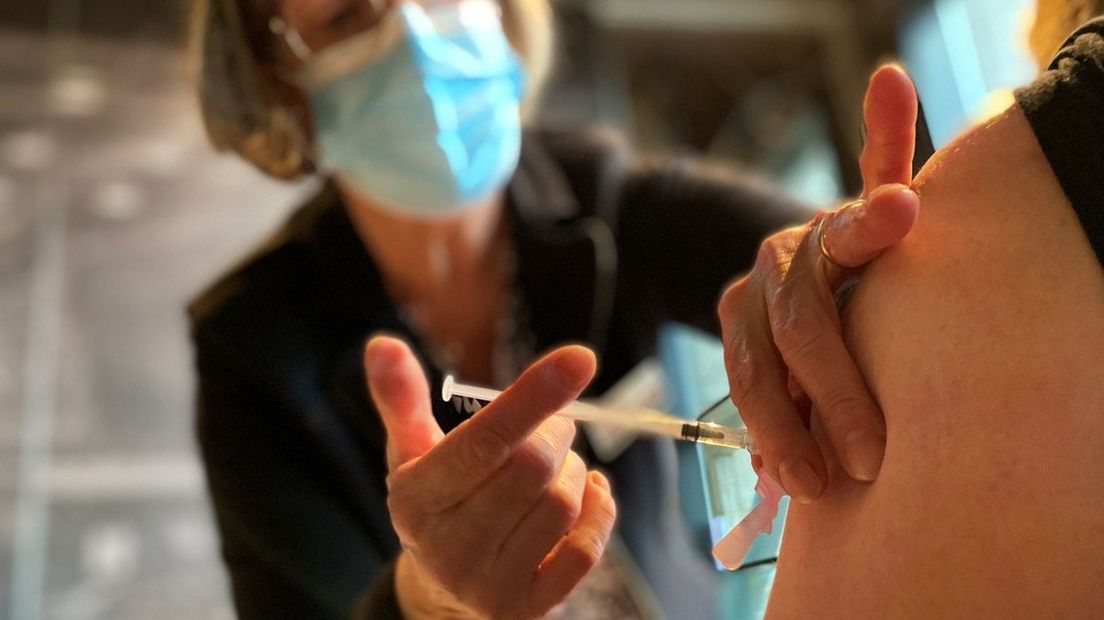 Prullenbakvaccin beschikbaar voor Twentenaren die zonder afspraak booster willen halen