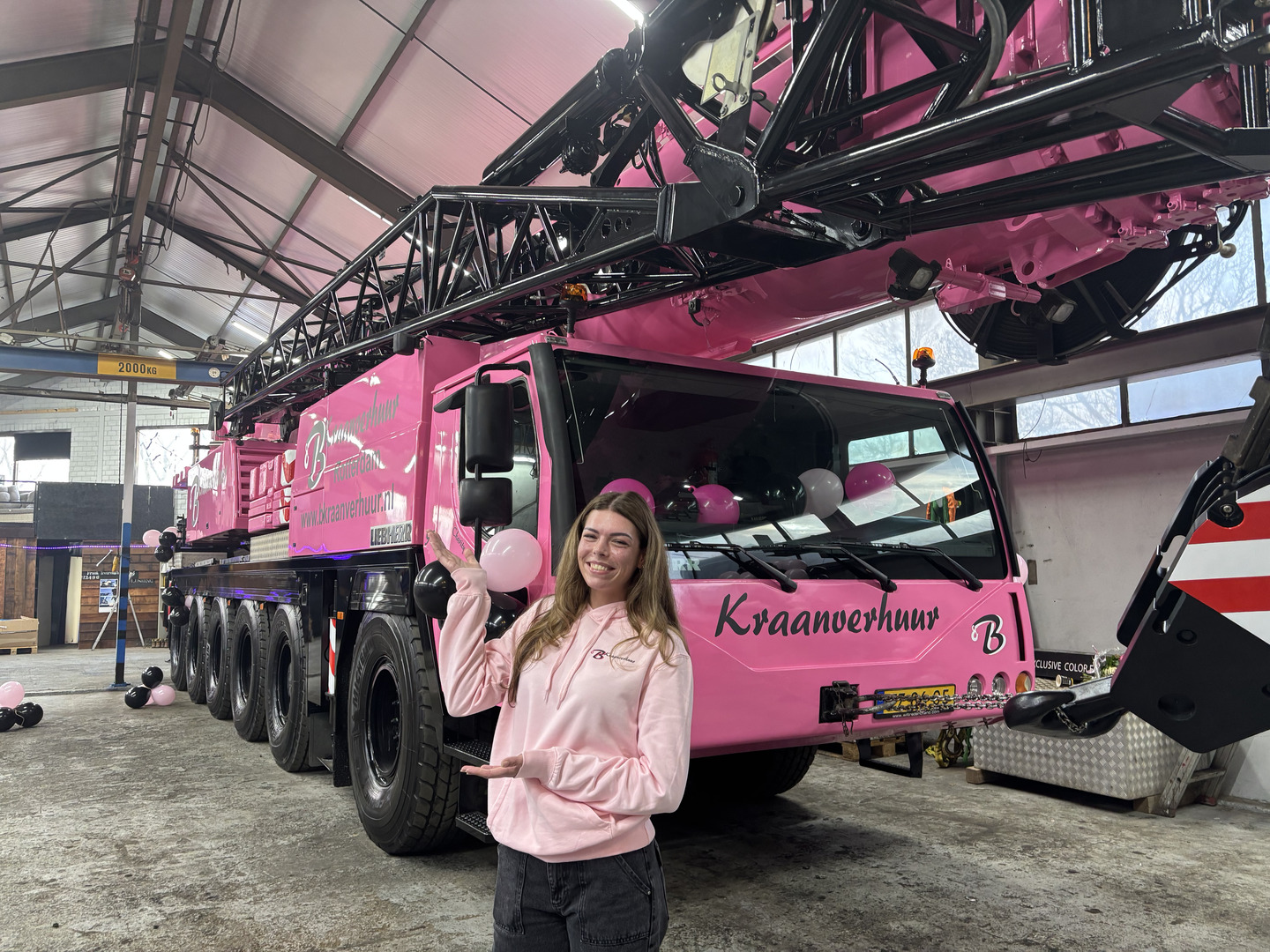 Charity van der Stam en haar roze kraanwagen