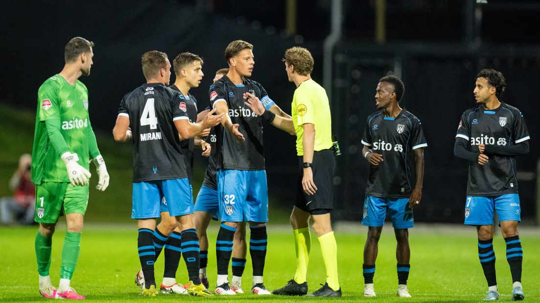 Heracles beklaagt zich bij de scheidsrechter.